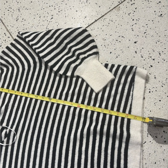 a love aV-Neck Sweater in Black and White - Picture 10 of 10